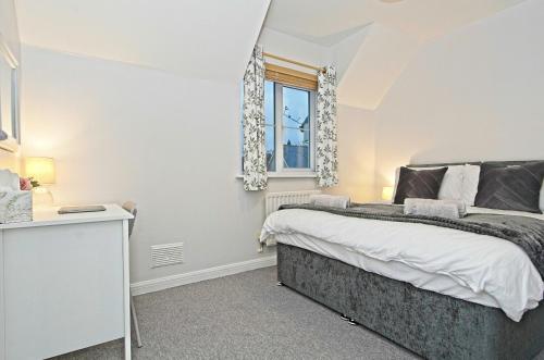 a bedroom with a bed and a window at StayRight 2 Bed Beach House with Private Parking- Next to Barry Beach and Jackson Bay in Barry