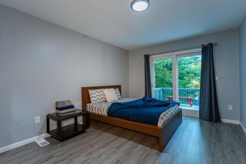 1 dormitorio con cama y ventana en Poconos Home with Marshall's Creek Views - Nearby Ski, HUGE Private 6 Bedroom Home!, en East Stroudsburg