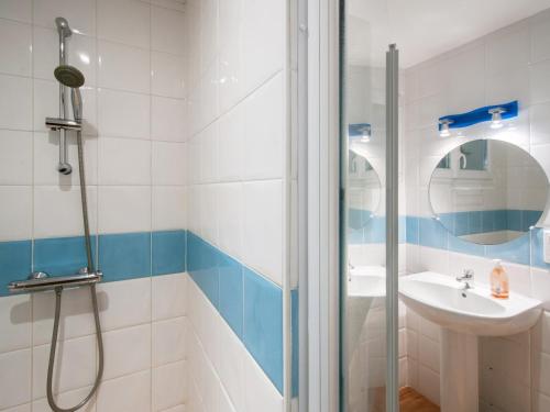 y baño con ducha y lavamanos. en Villa Soulac-sur-Mer, 9 pièces, 11 personnes - FR-1-648-42, en Soulac-sur-Mer