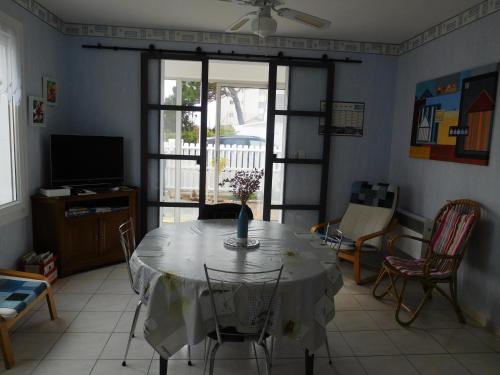 Photo de la galerie de l'établissement Maison confortable avec jardin, proche plage et centre, animaux acceptés, La Faute-sur-Mer - FR-1-476-175, à La Faute-sur-Mer