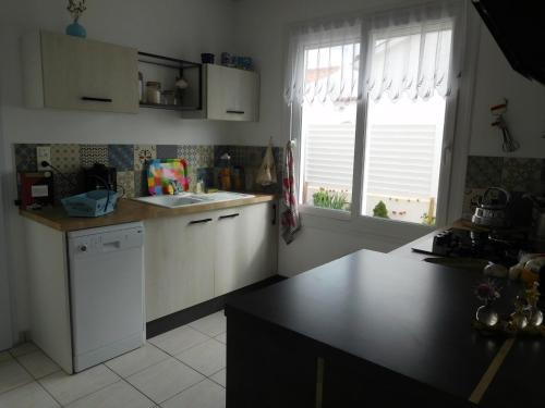 Photo de la galerie de l'établissement Maison confortable avec jardin, proche plage et centre, animaux acceptés, La Faute-sur-Mer - FR-1-476-175, à La Faute-sur-Mer