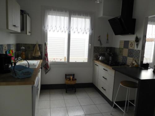 Photo de la galerie de l'établissement Maison confortable avec jardin, proche plage et centre, animaux acceptés, La Faute-sur-Mer - FR-1-476-175, à La Faute-sur-Mer