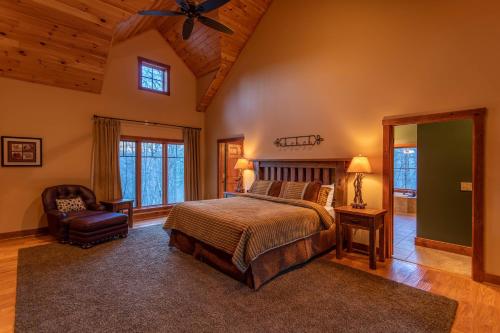 מיטה או מיטות בחדר ב-The Lodge at Twin Rivers