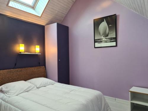 une chambre avec un lit et un tableau au mur dans l'établissement Appartement pour 5 pers. avec terrasse et accès piscine à Arzon - FR-1-639-17, à Arzon