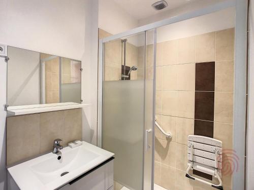 une salle de bain avec un lavabo et une douche dans l'établissement Charmant F2 avec Wifi à 150m des Thermes et centre-ville de Lamalou-les-Bains - FR-1-451-149, à Lamalou-les-Bains