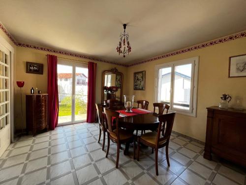 une salle à manger avec une table et des chaises dans l'établissement Belle villa avec piscine, proche plage et centre de Saint-Jean-de-Luz - FR-1-239-718, à Saint-Jean-de-Luz
