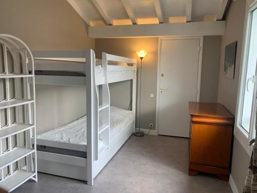 une chambre avec deux lits superposés et un bureau dans l'établissement Belle villa avec piscine, proche plage et centre de Saint-Jean-de-Luz - FR-1-239-718, à Saint-Jean-de-Luz