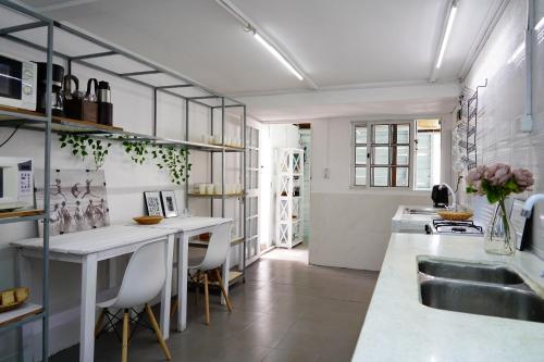 Η κουζίνα ή μικρή κουζίνα στο Hué Hostel