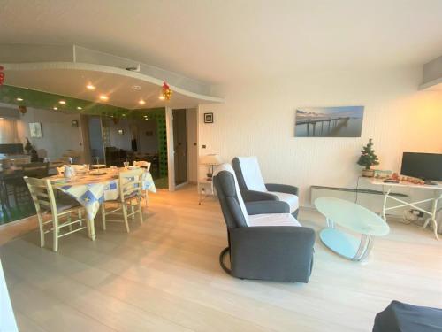 un salon avec une table et des chaises et une salle à manger dans l'établissement Appartement 2 pièces avec terrasse privative, animaux admis - FR-1-487-332, à Cabourg