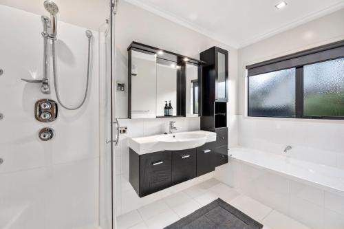 Koupelna v ubytování Korimako - Waitetoko Holiday Home