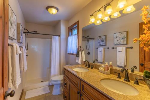 ein Badezimmer mit zwei Waschbecken, einer Dusche und einem WC in der Unterkunft Escape to Blue Ridge in Blowing Rock