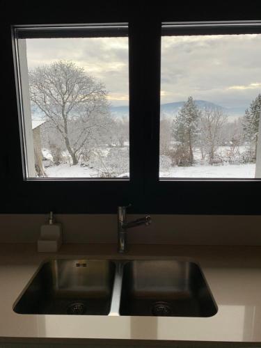 a kitchen sink in front of two windows at Cal Rufiandis in Ger