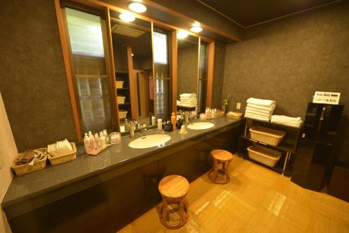 a bathroom with two sinks and a large mirror at 熱海慧薗貸し切り in Atami