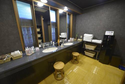 a bathroom with two sinks and a large mirror at 熱海慧薗貸し切り in Atami