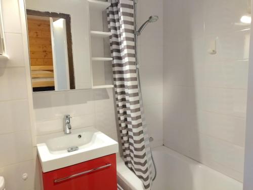 une salle de bain blanche avec lavabo et douche dans l'établissement Studio cosy entre pistes et sentiers – Parking inclus - FR-1-498-71, à Bernex