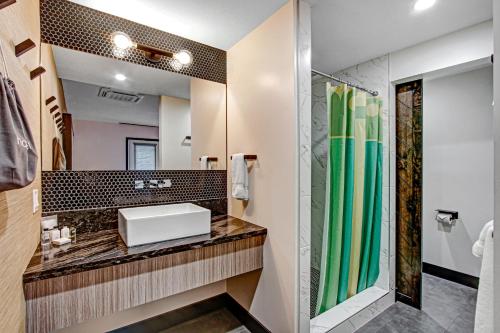 La salle de bains est pourvue d'un lavabo et d'une douche. dans l'établissement Mahala, à Palm Springs