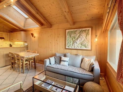 un salon avec un canapé et une table dans l'établissement Duplex 4 pièces avec parking et wifi au pied des pistes - FR-1-560-83, à Combloux