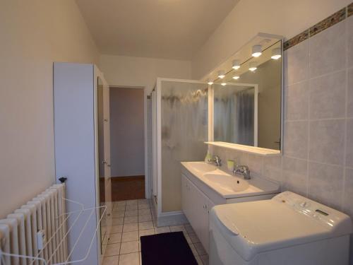 uma casa de banho com um lavatório, um WC e um espelho. em Appartement Évian-les-Bains, 2 pièces, 4 personnes - FR-1-498-72 em Évian-les-Bains