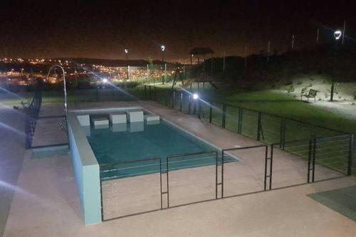a tennis court at night with a tennis court at Tranquilidad Veraniega Pet Friendly in La Serena