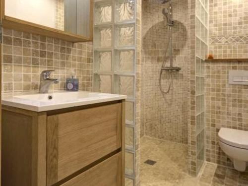 uma casa de banho com um chuveiro, um lavatório e um WC. em Gîte Moisdon-la-Rivière, 4 pièces, 6 personnes - FR-1-306-886 em Moisdon-la-Rivière