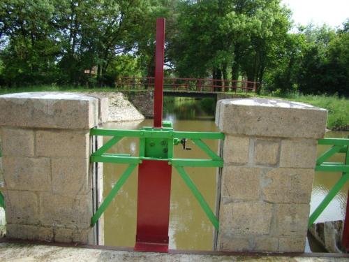 Photo de la galerie de l'établissement Gîte cosy proche Canal Nantes-Brest, 14 pers, jardin, poêle, wifi, draps inclus, près de Nantes - FR-1-306-1145, à Nort-sur-Erdre