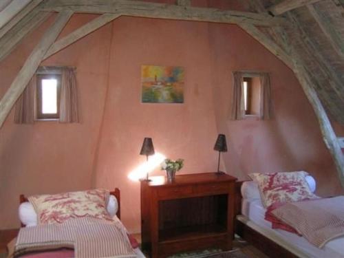 1 dormitorio con 2 camas en una habitación con ático en Gîte Saint-Pierre-du-Lorouër, 5 pièces, 8 personnes - FR-1-410-164, en Saint-Pierre-du-Lorouër