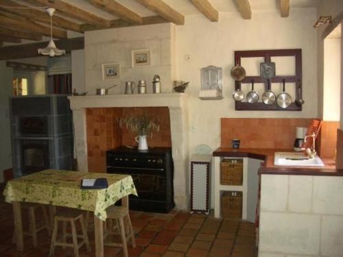 Кухня или мини-кухня в Gîte Saint-Pierre-du-Lorouër, 5 pièces, 8 personnes - FR-1-410-164
