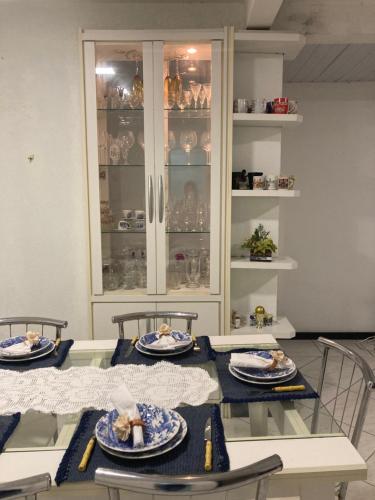 - une table à manger avec des assiettes et de la vaisselle dans l'établissement Casa conchas das Caravelas, à Governador Celso Ramos