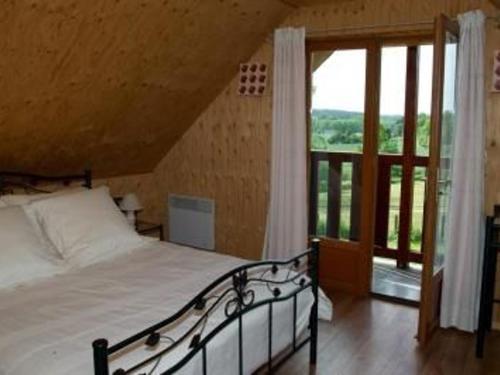 1 dormitorio con cama y ventana grande en Gîte Thoiré-sur-Dinan, 4 pièces, 6 personnes - FR-1-410-195, en Thoiré-sur-Dinan