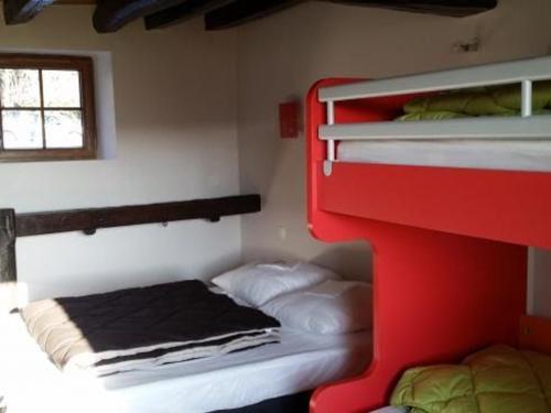 Двухъярусная кровать или двухъярусные кровати в номере Gîte Saint-Mars-d'Outillé, 4 pièces, 8 personnes - FR-1-410-210