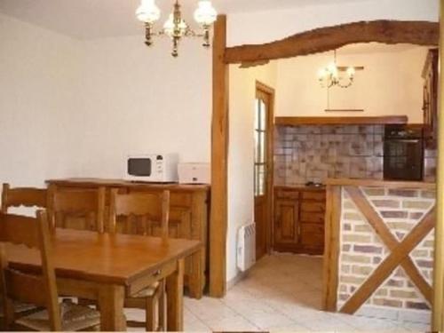 une cuisine avec une table et une salle à manger dans l'établissement Manoir de charme avec jardin, salle de jeux et proche du Mans (25 min) - FR-1-410-197, à Épineu-le-Chevreuil