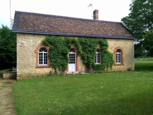 an ivy covered building with a grass yard at Gîte familial & authentique avec jardin arboré, entre Angers & Le Mans, idéal visites & détente - FR-1-410-208 in Dureil
