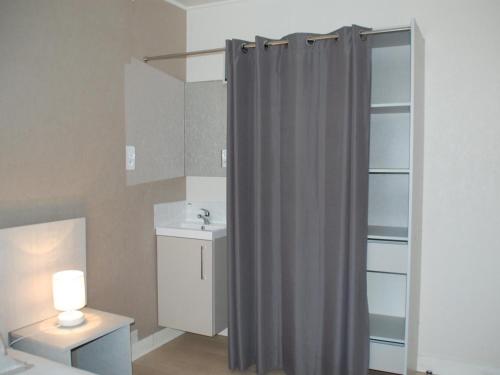 een badkamer met een douchegordijn en een wastafel bij Gîte Saint-Jean-de-la-Motte, 6 pièces, 15 personnes - FR-1-410-223 in Saint-Jean-de-la-Motte
