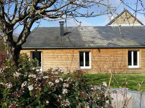 une maison avec un toit rayé dans l'établissement Gîte de charme Alpes Mancelles: confort, nature, activités plein air, 50% remise canoë-kayak - FR-1-410-224, à Saint-Léonard-des-Bois