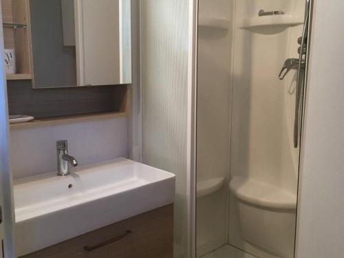 een witte badkamer met een wastafel en een douche bij Gîte Vernie, 3 pièces, 6 personnes - FR-1-410-170 in Vernie