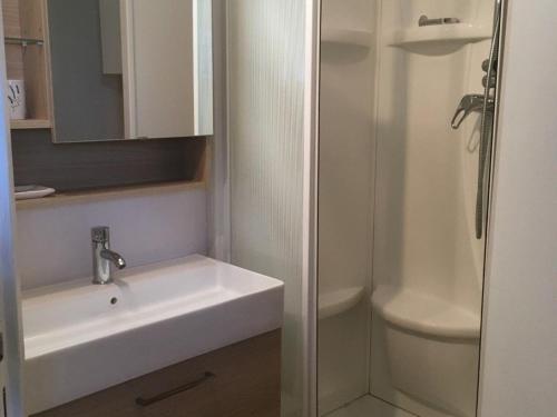 un bagno bianco con lavandino e doccia di Maison de campagne au calme, jardin, cheminée, proche village et loisirs - FR-1-410-170 a Vernie