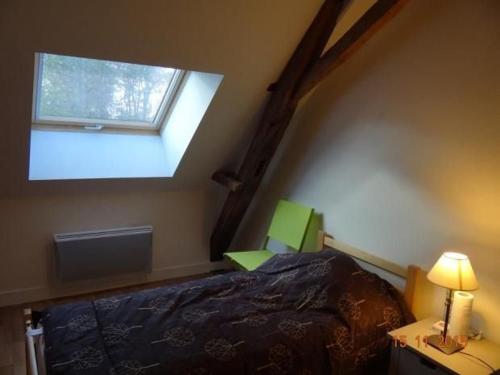 1 dormitorio con cama y ventana en Gîte La Bazoge, 5 pièces, 7 personnes - FR-1-410-254, en La Bazoge