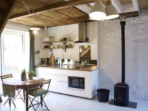 Photo de la galerie de l'établissement Gîte cosy à la ferme près du Mans - Jardin, Terrasse, Poêle à bois, et Sérénité Rurale - FR-1-410-269, à Louplande