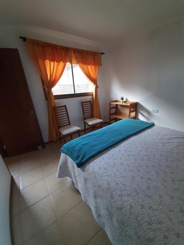 - une chambre avec un grand lit et une fenêtre dans l'établissement Cabaña entre Nogales, à Horcon