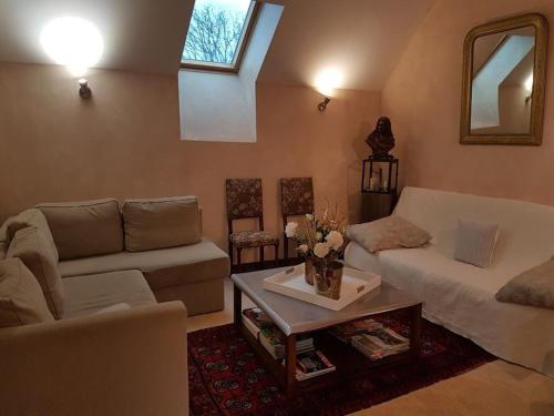 ein Wohnzimmer mit einem Sofa und einem Tisch in der Unterkunft Gîte Arçonnay, 6 pièces, 14 personnes - FR-1-410-300 in Arçonnay
