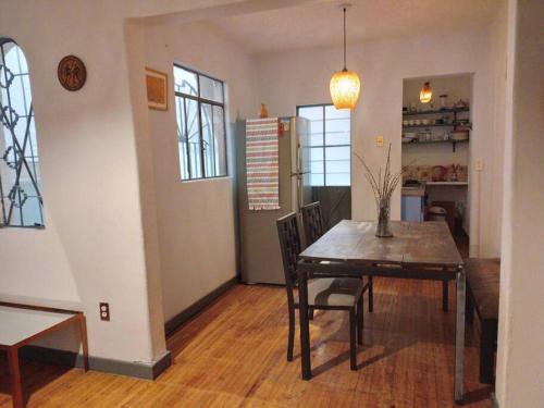 un comedor con mesa y sillas en una habitación en Departamento en Colonia Roma con 2 habitaciones, en Ciudad de México