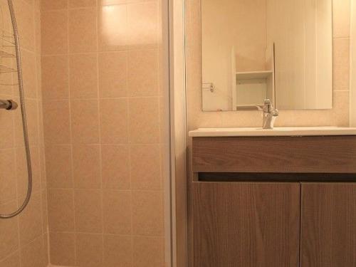 y baño con ducha, lavabo y espejo. en Gîte Araules, 5 pièces, 8 personnes - FR-1-582-245 en Araules