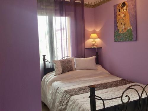 - une chambre avec un lit aux murs violets et une fenêtre dans l'établissement Gîte Brem, 5 pièces, 8 personnes - FR-1-426-86, à Brem-sur-Mer