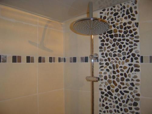 La salle de bains est pourvue d'une douche avec rideau de douche. dans l'établissement Gîte Saint-Christophe-du-Ligneron, 3 pièces, 5 personnes - FR-1-426-258, à Saint-Christophe-du-Ligneron