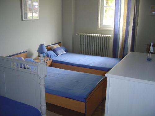 - une chambre avec 2 lits avec des draps bleus dans l'établissement Gîte Saint-Christophe-du-Ligneron, 3 pièces, 5 personnes - FR-1-426-258, à Saint-Christophe-du-Ligneron