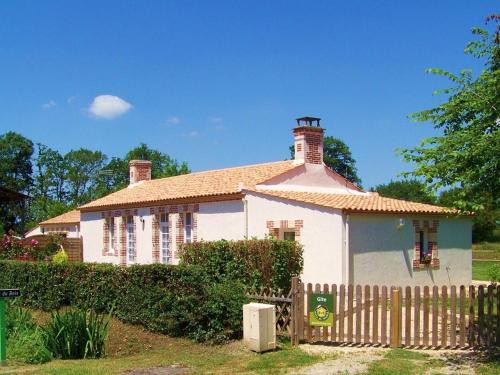 Gîte traditionnel rénové avec jardin clos et Wi-Fi, 3 chambres, proche de La Garnache, Vendée. - FR-1-426-195