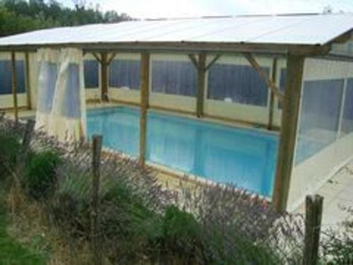 une maison avec une piscine devant dans l'établissement Gîte à Saint-Juire-Champgillon avec piscine privative, sauna, jardin et wifi - FR-1-426-363, à Saint-Juire-Champgillon