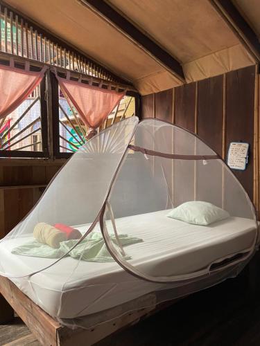 Una cama o camas en una habitación de Cascada Verde Eco Lodge & Hostel