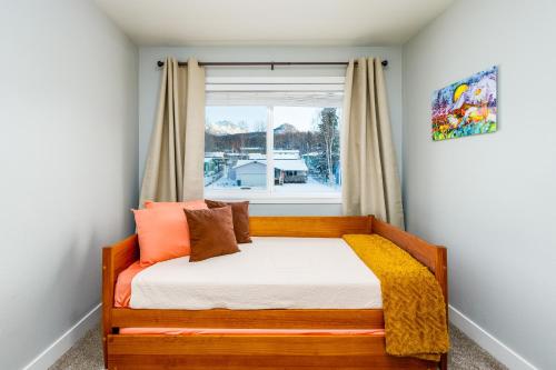 uma cama num quarto com uma janela em Dawn A New Day, #2 em Eagle River