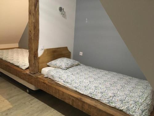 duas camas estão sentadas num quarto com em Gîte Crannes-en-Champagne, 3 pièces, 5 personnes - FR-1-410-315 em Crannes-en-Champagne